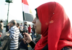 Una donna partecipa alle manifestazioni di protesta al Cairo, in Egitto, per chiedere le dimissioni di Hosni Mubarack, presidente dal 1981.