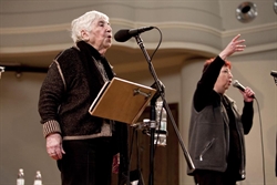 Esther Béjarano, 86 anni, ebrea tedeca sopravvissuta ad Auschwitz, in una delle sue rappresentazioni a Torino (fotografie di Paolo Siccardi/Sync). 