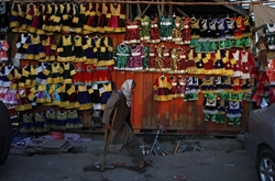 Un negozio di vestiti, a Kabul.
