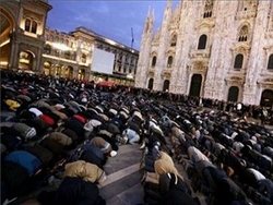 La preghiera dei musulmani davanti al Duomo di Milano.