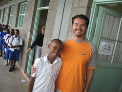 Alberto Parola con uno degli studenti della scuola di Kigali, in Rwanda, dove ha svolto un progetto di media education.