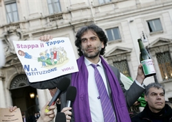 Gianfranco Mascia, leader del Popolo Viola, festeggia  lo stop del legittimo impedimento davantio al palazzo della Consulta. 