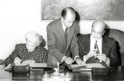 Tullia Zevi e Bettino Craxi firmano l'intesa delle comunità ebraiche con lo Stato italiano, nel 1987.
