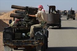 Libia, settembre 2011. Truppe ribelli nell'area di Dufan, nel deserto, incalzano le milizie di Gheddafi. Foto:  Ciro Fusco/Ansa.
