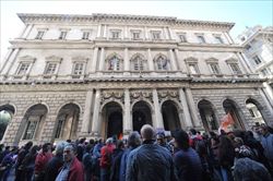 La protesta dei giovani davanti alla Banca d'Italia.