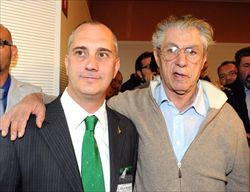  Il leader della Lega Umberto Bossi con Maurilio Canton, appena eletto segretario provinciale della Lega Nord a Varese.