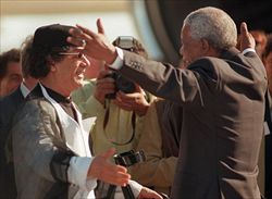 Gheddafi con Nelson Mandela in Sudafrica nel 1999.