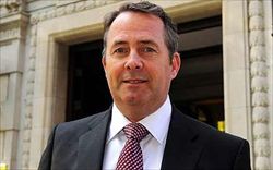 Il ministro della Difesa britannico Liam Fox s'è dimesso il 14 ottobre per conflitto di interessi.