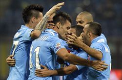 La gioia dei giocatori del Napoli dopo la vittoria a Milano contro l'Inter.