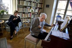 Oltre che poeta, il Premio Nobel per la Letteratura 2011 è anche un bravo pianista.