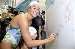 Federica Pellgrini, non una grande passione per le bandiere.