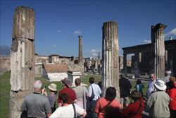 Turisti nel sito archeologico di Pompei.