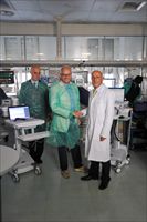 Al centro Sergio Tonfi, di Philips, e il professor Fabio Mosca, direttore di Neonatologia e Terapia Intensiva Neonatale della Mangiagalli e presidente di Aistmar.