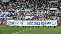 Lo striscione che ricorda i dieci anni del servizio civile nazionale negli stadi italiani. Qui: all'Olimpico di Roma, prima di Lazio-Parma, domenica 10 aprile 2011 (foto: serviziocivile.gov.it)