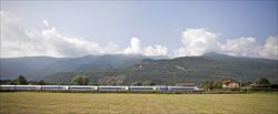 Un treno ad alta velocità francese (Tgv) attraversa la Valle di Susa sull'attuale linea. Foto: Paolo Siccardi/Sync. 