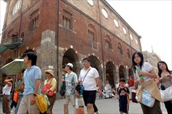 Turisti cinesi nel centro di Milano in via dei Mercanti, davanti a piazza Duomo.