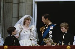Lord Nicholas Windsor, primo cugino della Regina, a 11 anni accanto a Lady Diana come paggetto nel giorno del matrimonio con Carlo d'Inghilterra, il 29 luglio 1981.