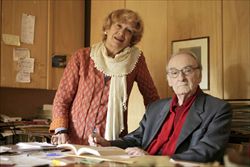 Andrea Zanzotto con la moglie nella loro casa di Pieve di Soligo.