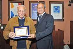 Gastone De Mas con il presidente della Federazione italiana cronometristi Gianfranco Ravà.