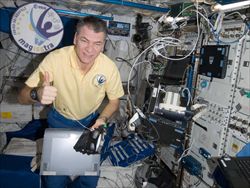 L'astronauta Paolo Nespoli durante un esperimento sulla Stazione spaziale internazionale.