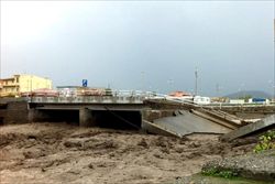 Un ponte crollato per il maltempo a Barcellona Pozzo di Gotto, in zona Caldera, provincia di Messina.