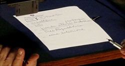 Uno dei bigliettini scritti da Berlusconi in aula.