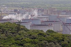 Un'area di stoccaggio della compagnia petrolifera Shell nei dintorni di Durban, in Sud Africa,.