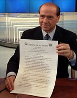 Silvio Berlusconi mostra il ''contratto con gli italiani'' durante la trasmissione "Porta a Porta" di Bruno Vespa, l'8 maggio 2001