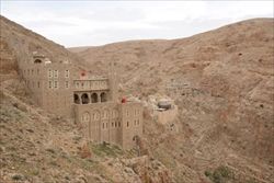 Deir Mar Musa el-Habashi (San Mosè l'abissino), l'antico monastero scavato nella roccia, in Siria.  