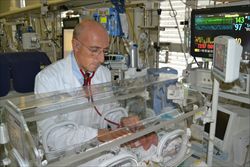 Il professor Fabio Mosca, primario del reparto di neonatologia della Mangiagalli, mentre visita un bambino prematuro.