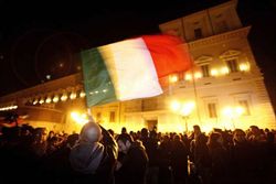 La folla in festa davanti al Quirinale alla notizia delle dimissioni di Berlusconi.