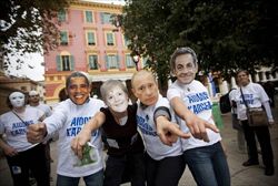 Una manifestazione di protesta durante l'ultimo G20 realizzata con le maschere dei "grandi della terra" (foto Ansa).
