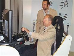 Il presidente dell'Aci  Enrico Gelpi durante una fase di formazione su un simulatore di guida sicura.