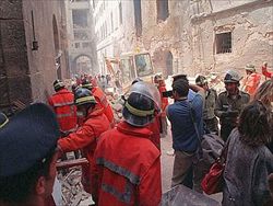 Vigili del fuoco al lavoro dopo la strage di via Georgifoli, a Firenze, dove nella notte fra il 26 e il 27 maggio 1993 fu fatta esplodere un'auto imbottita di esplosivo, nei pressi della storica Torre dei Pulci, tra gli Uffizi e l'Arno, sede dell'Accademia dei Georgofili.