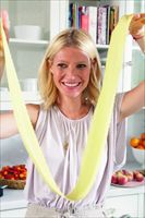 Alla celebre attrice piace anche preparare la pasta in casa (foto Ellen Silvermann da "Appunti dalla mia cucina" - Copyright 2011 Gwyneth Paltrow - Adriano Salani Editore S.p.a.).
