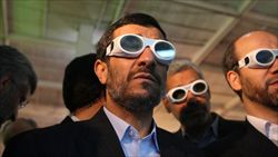 Il presidente iraniano Ahmadinejad nella centrale nucleare di Bushehr.
