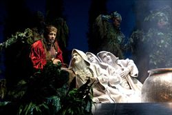 Il baritono Dario Solari con le tre streghe nel "Macbeth"  che ha inaugurato la stagione lirica di Roma.