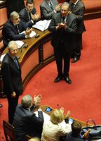 L'applauso del Senato a Mario Monti nel suo primo giorno da senatore a vita.