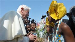 Papa Benedetto XVI a Cotonou, in Benin (Ansa).