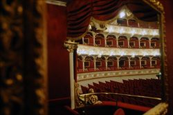 Il Teatro Petruzzelli di Bari.