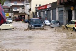 Una strada invasa da acqua e fango a Barcellona Pozzo di Gotto, provincia di Messina.