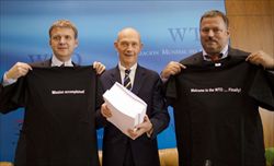 Foto di gruppo al Wto dopo l'accordo sulla Russia: Stefan Johannesson (a sinistra), mostra la maglietta con scritto: "Missione compiuta"; Pascal Lamy (al centro), direttore generale del Wto; Maksim Medvedkov (capo negoziatore russo), la maglietta con scritto: "Benvenuti nel Wto.. finalmente".