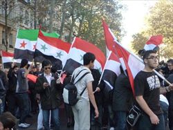 Una manifestazione di dissidenti siriani a Parigi.