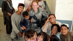 Una donna-soldato americana in un villaggio afghano.