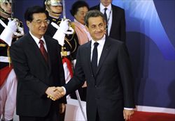 Il presidente francese Nicolas Sarkozy accoglie a Cannes il presidente della Cina Hu Jintao.
