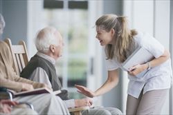 L'assistenza agli anziani, una delle voce del Welfare (foto: Thinkstock).