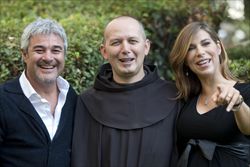 Da sinistra: Pino Insegno, padre Alessandro Caspoli e Veronica Maya, protagonisti dell'ultima edizione dello Zecchino d'Oro.