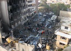 Baghdad, la devastazione provocata dall'esplosione di una delle auto-bomba (Foto AP).