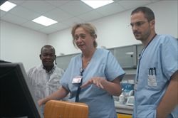 Il dottor Tusevo L. Zacarias, capo patologo dell'Instituto de investigação veterinária de Angola di Luanda nei laboratori dell'Ict (foto: www.izs-it). 