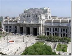 Un'immagine aerea della stazione ferroviaria di Milano Centrale. 